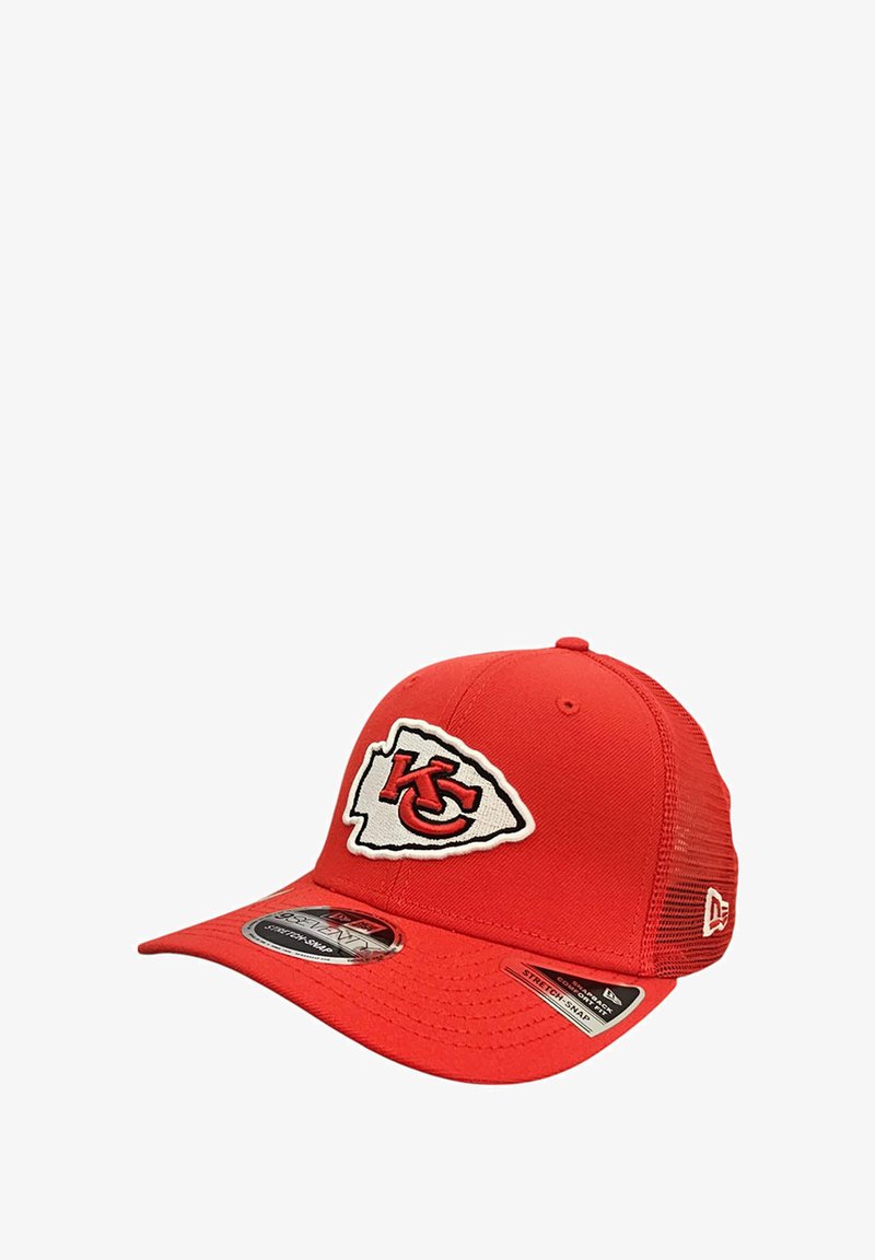 Casquette de baseball rouge avec un front structuré, un dos en filet et un logo brodé des Kansas City Chiefs. Visière courbée avec des étiquettes de logo attachées.