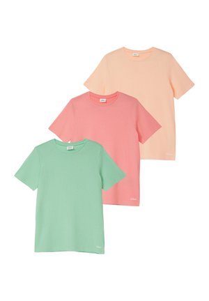 Drie effen T-shirts met korte mouwen en ronde hals in pastelkleuren: perzik, roze en muntgroen, overlappend op een witte achtergrond.