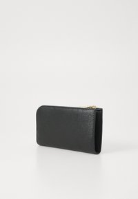 Portefeuille en cuir noir avec une surface texturée, des fermetures éclair en or, de forme rectangulaire et au design pliable.