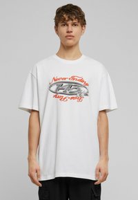 Baltas per didelis T-shirt pagamintas iš medvilnės, su grafiniu dizainu, kuriame yra žodžiai "Never Ending" oranžine spalva ir pilka ovalo formos logotipas. Trumpomis rankovėmis.