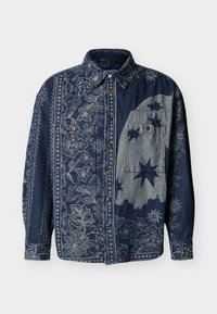 Πουκάμισο από τζιν με μακριά μανίκια, διακοσμημένο με λουλουδένια και αστέρια, με κουμπιά στο μπροστινό μέρος, δύο τσέπες στο στήθος και κλασικό γιακά σε αποχρώσεις του μπλε και γκρι.