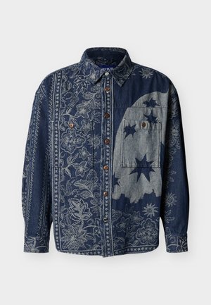 Πουκάμισο από τζιν με μακριά μανίκια, διακοσμημένο με λουλουδένια και αστέρια, με κουμπιά στο μπροστινό μέρος, δύο τσέπες στο στήθος και κλασικό γιακά σε αποχρώσεις του μπλε και γκρι.