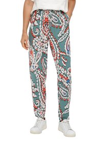 Lekkie spodnie w wzory z sznurkiem w pasie. Mają turkusowe tło z czerwonymi, białymi i niebieskimi kwiatowymi wzorami. Luźny krój.