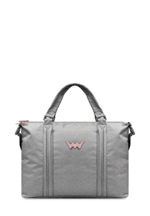 Graue Stofftasche mit strukturierter Form, ausgestattet mit zwei Trägern, einem pinkfarbenen Logo vorne sowie einem Reißverschluss mit Griff und Schulterriemen.