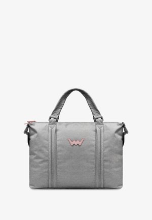 Graue Stofftasche mit strukturierter Form, ausgestattet mit zwei Trägern, einem pinkfarbenen Logo vorne sowie einem Reißverschluss mit Griff und Schulterriemen.