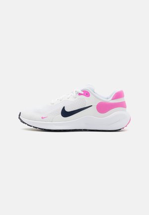 Białe buty sportowe z przewiewnym materiałem, granatowym logo Swoosh, różowymi akcentami na pięcie i języku oraz teksturowaną czarną gumową podeszwą.