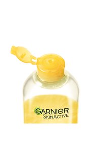 Transparent plastflaska med ett gult flip-lock-lock. Etiketten har "GARNIER SkinActive" i svart text, med en grön accentcirkel.