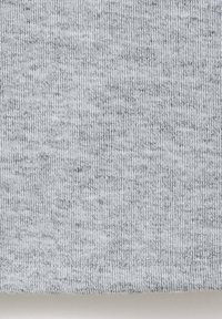 Tessuto grigio a righe con una texture morbida. Sfumature sottili creano un effetto macchiato. Bordo rifinito con un orlo pulito.