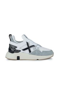 Zapatillas de malla blancas con acentos de ante gris, detalles en negro y un panel texturizado negro. Cuentan con una suela gruesa y cordones.