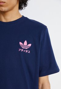 adidas Originals JAPAN - Nyomott mintás póló - night indigo
