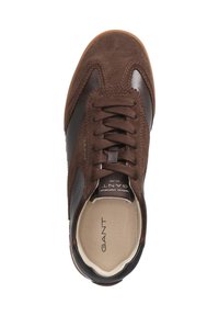 Brauner Sneaker aus Wildleder und Leder mit rundem Zehenbereich, Schnürverschluss vorne und strukturiertem Obermaterial. Mit markiertem Innensohlen-Logo und Gummiaußensohle.