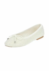 Ballerine bianche con una tomaia in tessuto morbido, decorate con piccole perline e un fiocco, dotate di suola piatta e tacco minimo.