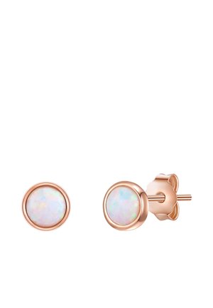 Orecchini a bottone rotondi in oro rosa con pietre di opale iridescente e chiusure a farfalla su sfondo bianco.