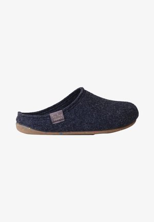 Zapatilla de fieltro de lana azul oscuro con forma curva, un interior suave y una suela de goma salpicada de colores. Presenta una pequeña etiqueta de la marca.