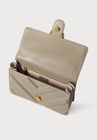 Borsa grigia in ecopelle con patta e chiusura a scatto. Presenta cuciture a zigzag, una tasca interna con zip e una texture liscia e opaca.