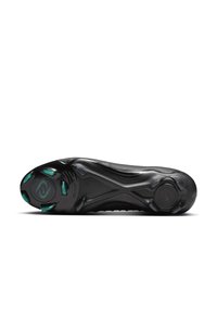 Sole di scarpa sportiva nera con superficie texturizzata, righe distintive e accenti turchesi sugli stud, caratterizzata da un dettaglio del logo circolare.