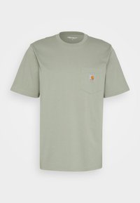 Lichtgroene katoenen t-shirt met een ronde halslijn en korte mouwen. Beschikt over een borstzakje aan de linkerzijde met een vierkante logopatch.