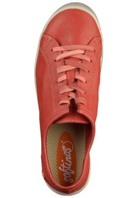 Rote Ledersneaker mit runder Zehenpartie, Schnürverschluss und minimaler Naht. Das Innere verfügt über eine gepolsterte, durchlässige Innensohle. Gummiaußensohle.