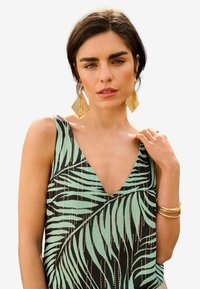 Love & Roses V NECK V BACK REGULAR FIT - Blúzka - chocolate brown palm