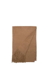 Brązowy dziany koc z frędzlami na krawędziach, w prostokątnym kształcie, o miękkiej fakturze i równomiernym kolorze w całej powierzchni, złożony do ekspozycji.