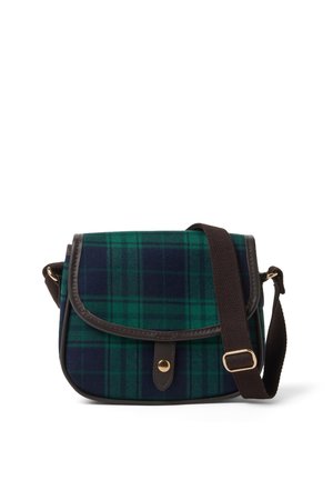 Bolso pequeño de bandolera con tela de cuadros en verde y azul marino, ribete de cuero marrón oscuro, botón dorado y correa ajustable marrón oscuro.