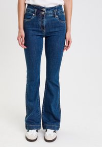 Dunkelblaue Schlagjeans aus Denim, mit vorderen Taschen, einem hohen Taillenbund mit zwei Knöpfen und kontrastierenden Nähten entlang der Nähte.