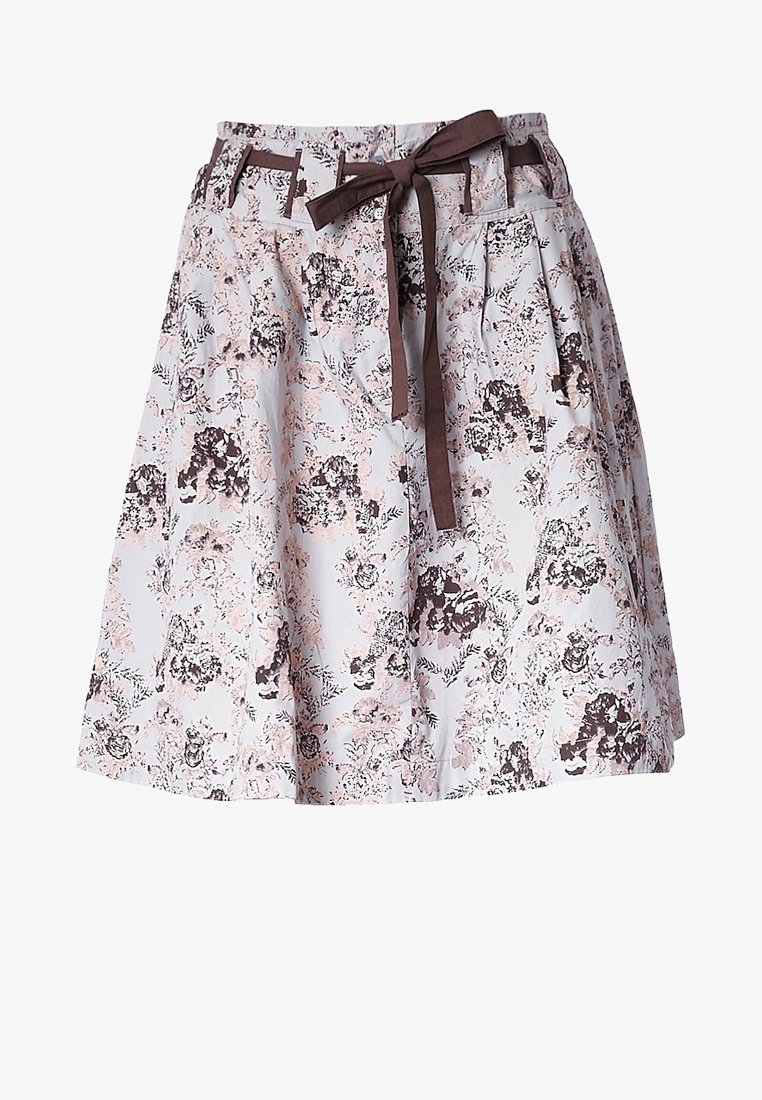 Jupe fleurie de couleur claire jusqu'aux genoux avec des plis, équipée d'une ceinture en tissu marron foncé nouée en un nœud à la taille.