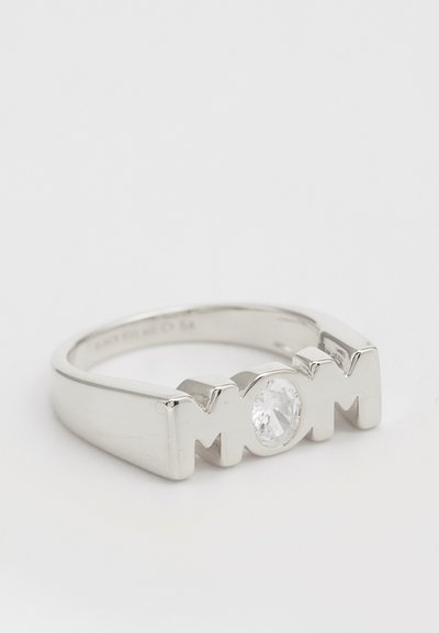 Silberring mit "MOM" Textdesign, ausgestattet mit einem zentralen klaren Edelstein. Glatte Textur, minimalistischer Stil und polierte Oberfläche.