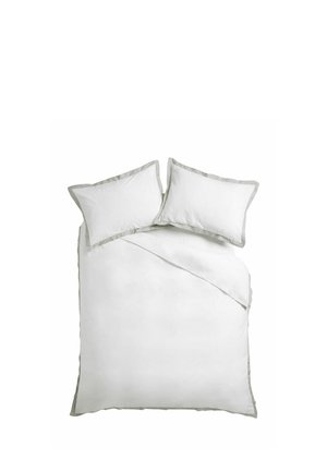 Weißes Doppelbett mit zwei Kissen, beide mit hellgrauem Rand, und einer passenden weißen Bettdecke, die oben rechts leicht umgefaltet ist.