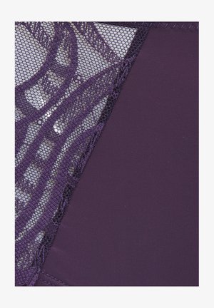 Encaje y tela lisa en un profundo púrpura, con un patrón geométrico que presenta malla fina y secciones sólidas, creando un contraste de diseño moderno.