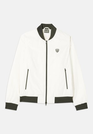 Weißer Bomberjacke mit dunkelgrünem Rippkragen und -bündchen. Verfügt über einen Reißverschluss und zwei seitliche Reißverschlusstaschen. EA7-Logo auf der linken Brust.