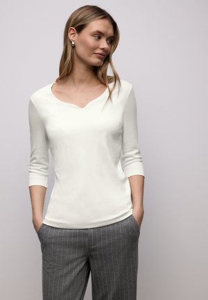 MIT HERZAUSSCHNITT - Camiseta de manga larga - weiß