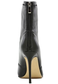 Stivale ankle in pelle nera con tacco alto, cerniera sul retro, texture liscia, punta affusolata e tacco a stiletto sottile.