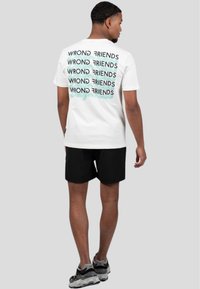 Wrong Friends HERRERO  biały