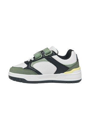 Baskets blanches avec des surpiqûres vertes et noires, deux bandes velcro vertes, et une semelle blanche épaisse avec une semelle extérieure noire et un accent jaune.