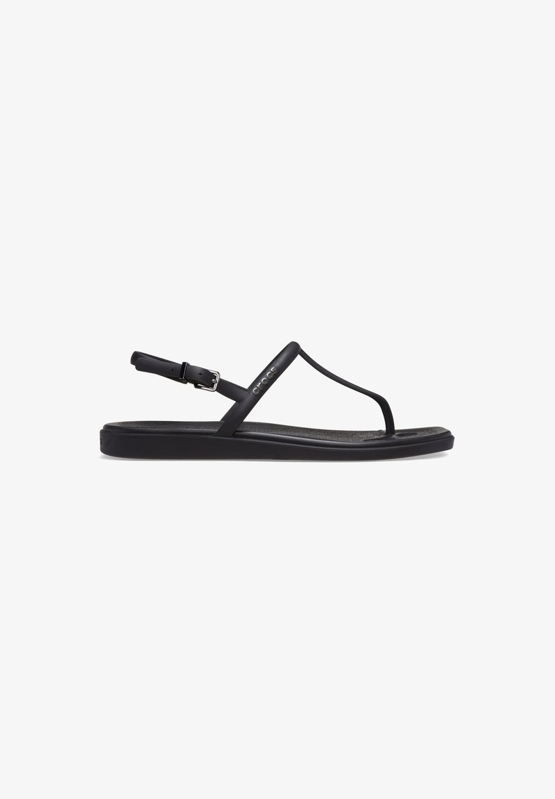 Sorte flip-flop sandaler med et tyndt stropdesign, justerbar spænde og struktureret fodseng på en flad sål. Materialet synes at være gummi.