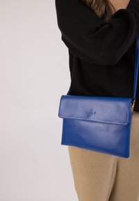 nuuwaï NÏR - Cross body bag - royal blue
