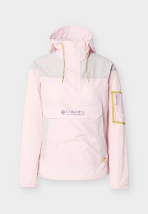 Ανοιχτό ροζ και γκρι μπουφάν με κουκούλα Columbia Sportswear, με μπροστινή τσέπη, κίτρινες κορδόνια και φερμουάρ σε τσέπη στο αριστερό μανίκι.