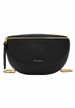 Bolso de piel negra tipo bandolera con forma curvada, detalles en cremallera dorada y una correa de cadena. Presenta un logotipo de marca en relieve en la parte frontal.