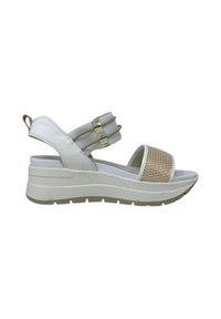 Weiße Keilsandalen mit einem strukturierten beigen Riemen, doppelten elastischen Bändern und metallischen Akzenten. Glattes Material und gepolsterte Sohle für Komfort.