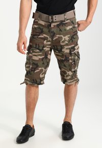 Tarnfarben Cargo-Shorts aus strapazierfähigem Material mit mehreren Seitentaschen, einem gewebten beigen Gürtel und einer lockeren Passform.