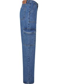 Pantalones cargo de mezclilla con múltiples bolsillos, color azul claro, diseño de pierna recta y superficie texturizada. Pasador para cinturón en la cintura, parche de la marca.