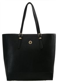 Sac fourre-tout en cuir noir avec une finition texturée, doté de deux anses et d'un logo doré sur le devant. Silhouette structurée sans accents supplémentaires.