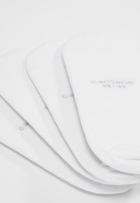 White ankle socks made of ribbed fabric, featuring a smooth texture and logo detail in light gray on one side. Pack of five socks.