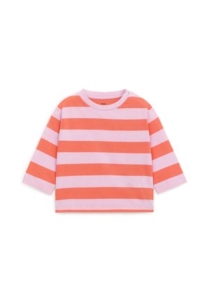 Chemise manches longues pour tout-petit avec larges rayures horizontales corail et rose clair, col rond et boutons-pression aux épaules sur fond blanc.