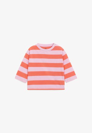 Chemise manches longues pour tout-petit avec larges rayures horizontales corail et rose clair, col rond et boutons-pression aux épaules sur fond blanc.