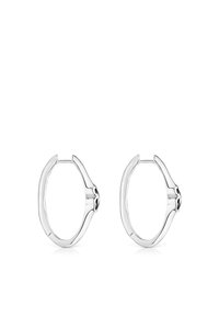Pendientes de aro de plata con un acabado suave, que presentan un diseño sutil en el cierre para un detalle adicional. Ligeros y de forma circular.