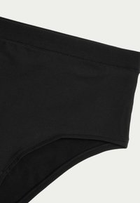 Zwarte hoge taille bikini onderkant gemaakt van zacht materiaal. Heeft gladde naden, met een naadloze afwerking en een gematigde beenuitsnijding.