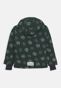 Zelená kapucová bunda s opakujícím se grafickým vzorem, elastickými manžetami a bílým obdélníkovým akcentem s černými tečkami na spodní části.