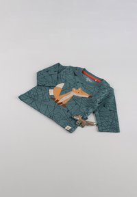 Türkisfarbenes Langarmshirt mit einem Fuchsdesign, das geometrische schwarze Muster sowie braune, orange und weiße Stoffakzente aufweist. Etikett am Saum.